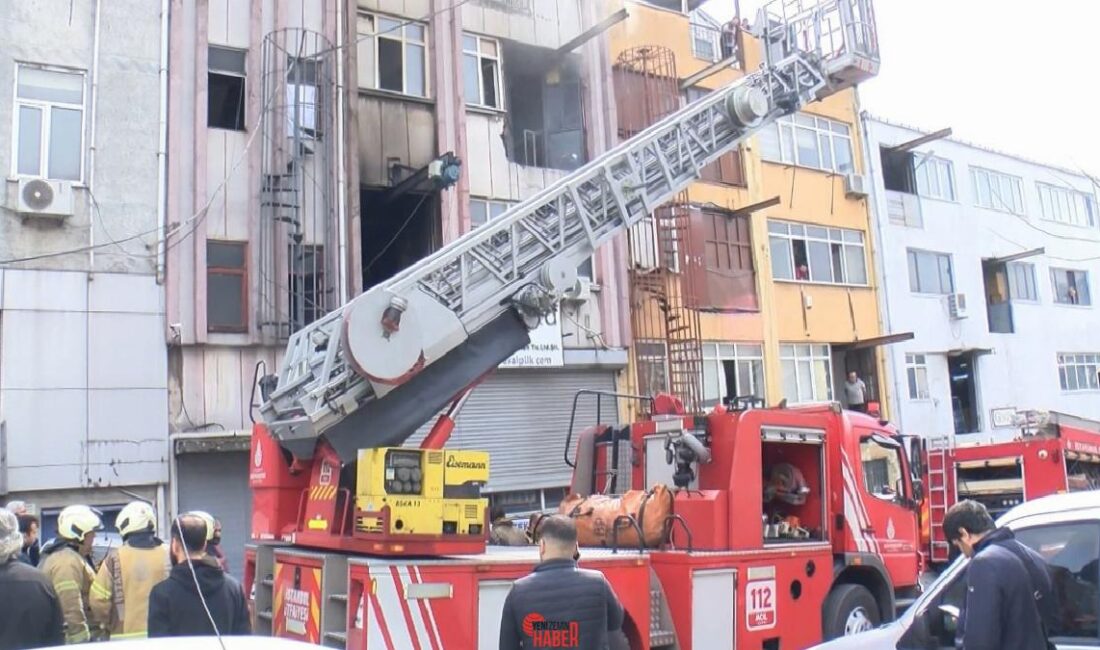 İstanbul Bayrampaşa'da çorap imalathanesinde şimdi bilinmeyen nedenle çıkan yangında mahsur