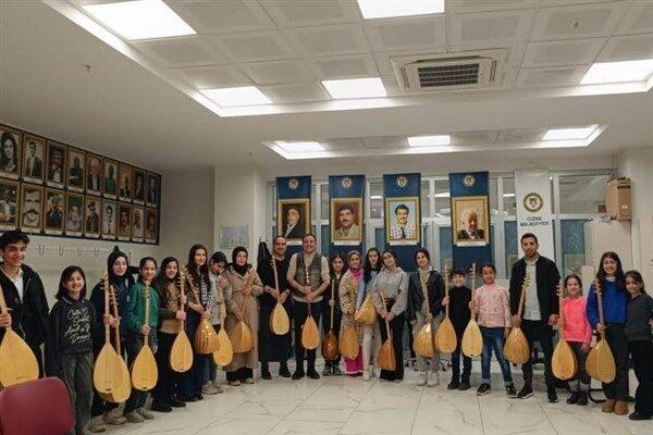 Cizre Belediyesi Kültür Merkezi’nde gerçekleştirilen eğitimlerde bağlama, gitar, ritim ve