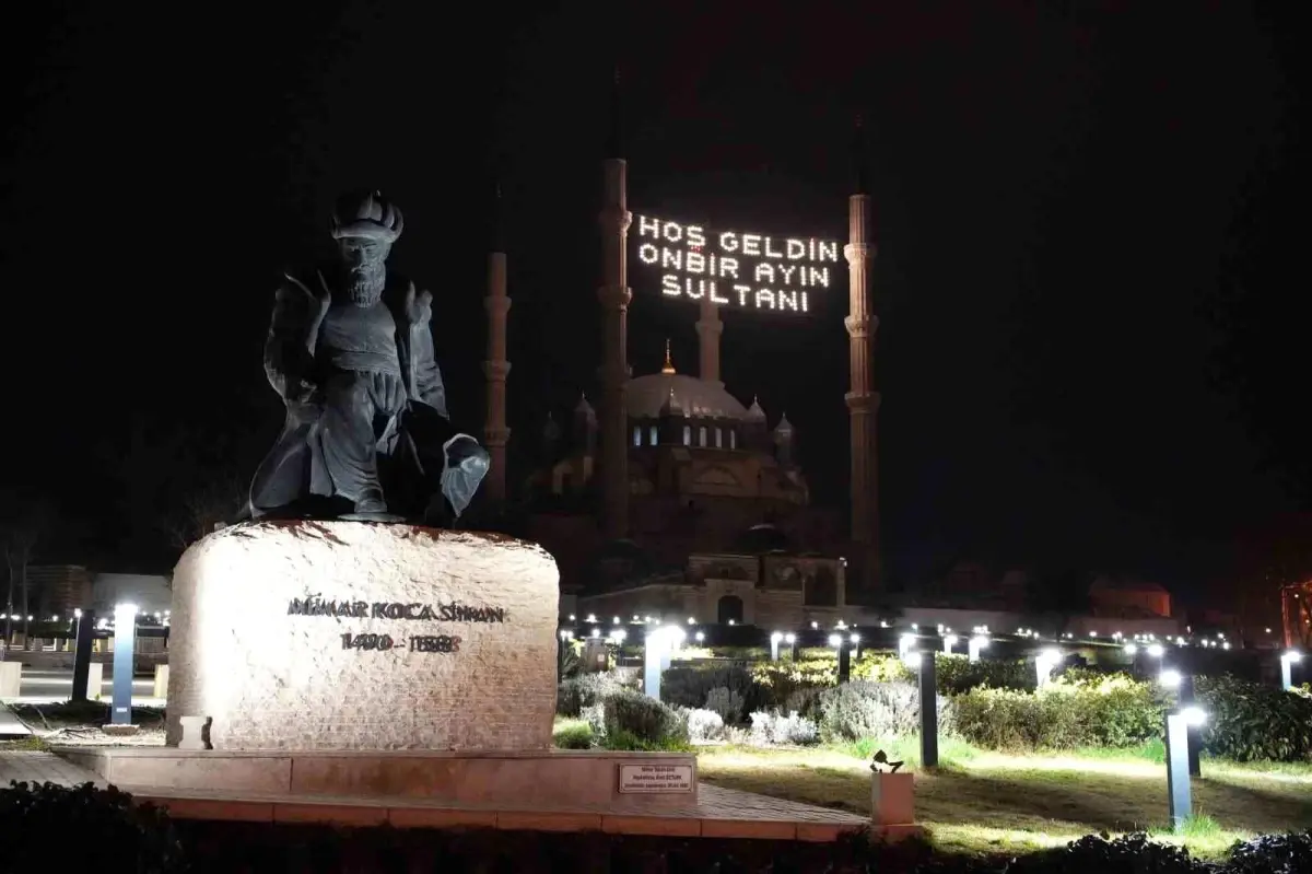 Edirne'de Selimiye Camisi'nde vatandaşlar Ramazan ayının birinci teravih namazını kıldı.