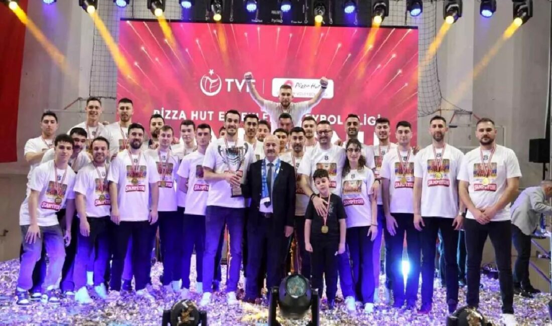 Türkiye Erkekler Voleybol 1. Ligi'nde dönemi önder tamamlayan Gebze Belediye