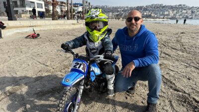 3 buçuk yaşındaki oğlunun motocrossa olan tutkusunu lisana getiren baba