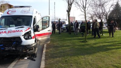 Kartepe ilçesinde yüksekten düşüp ağır yaralanan gebe bayanı taşıyan ambulans