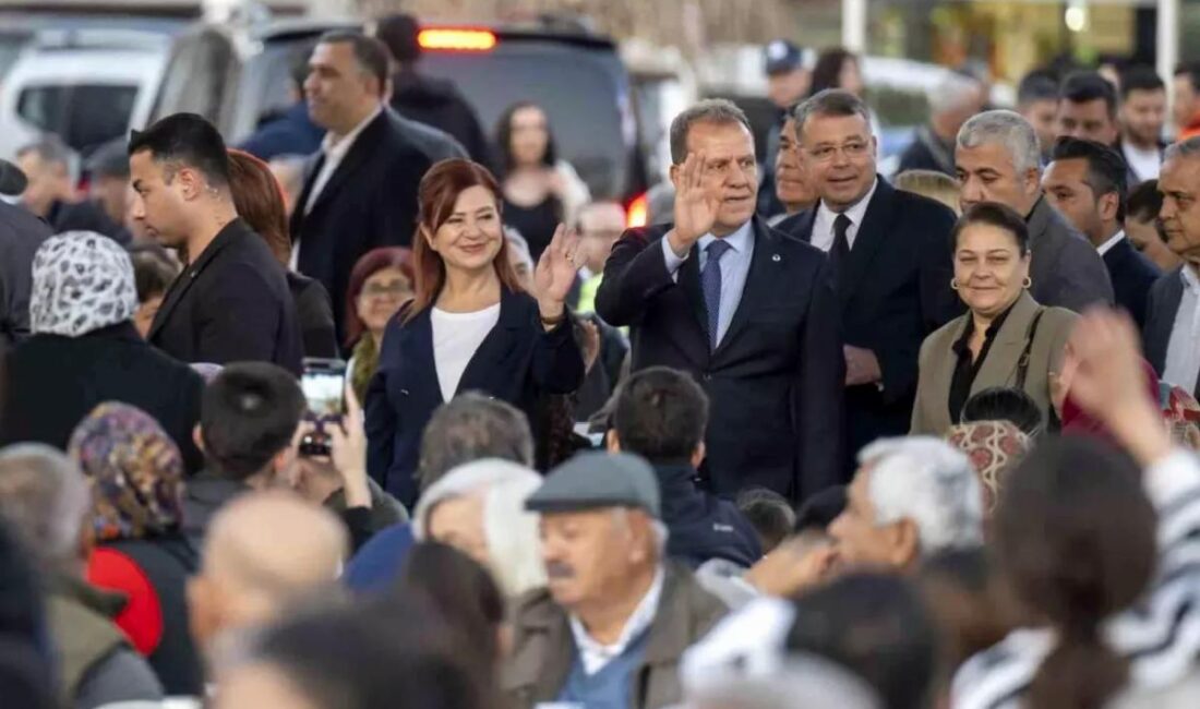 Mersin Büyükşehir Belediye Başkanı Vahap Seçer, muhtarlarla bir ortaya geldiği