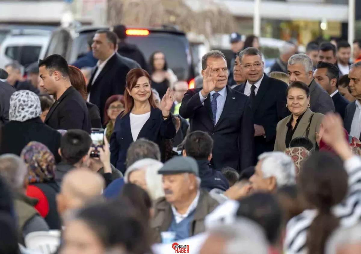 Mersin Büyükşehir Belediye Başkanı Vahap Seçer, muhtarlarla bir ortaya geldiği