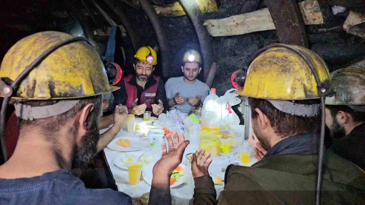 Zonguldak'taki işçiler, Ramazan'ın birinci sahurunu 200 metre derinlikte, dostlarıyla yaptı.