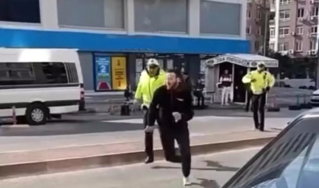 Mersin'de trafik polisleri, plakasız motosikletle kaçan sürücüyü kovalayarak yakaladı.