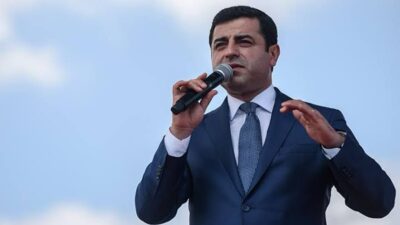 Cezaevinde tutuklu bulunan Selahattin Demirtaş, Öcalan'ın çağrısına destek vereceğini açıklayarak,