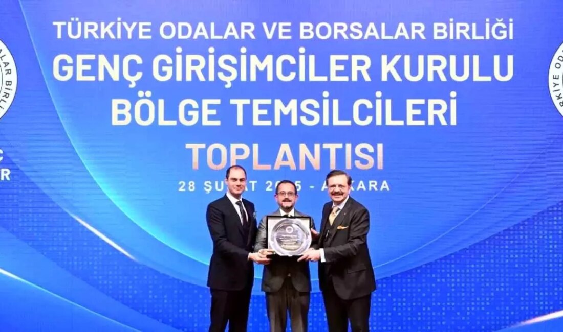 Turgut Konukoğlu, TOBB Genç Girişimciler Kurulu Başkanlığı'na seçilirken Ali Sabancı'ya