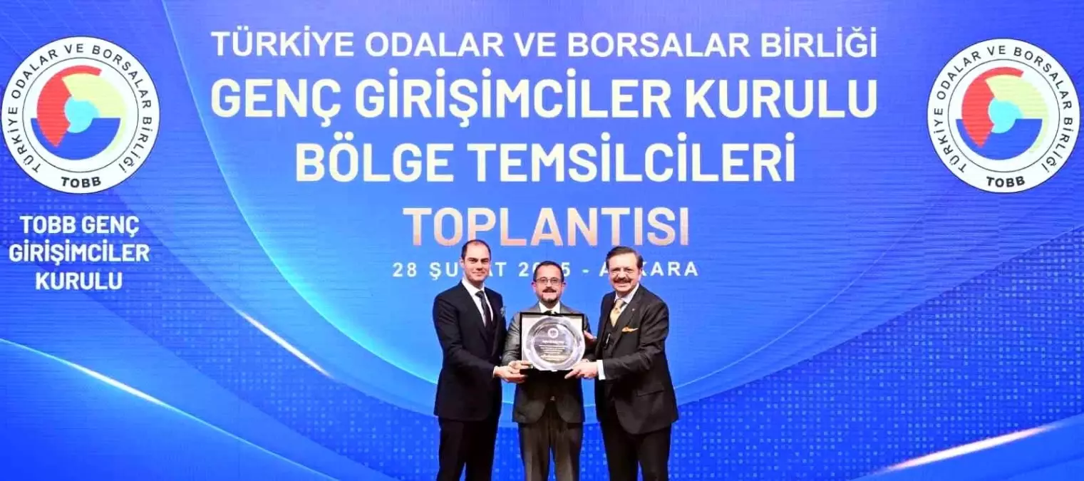 Turgut Konukoğlu, TOBB Genç Girişimciler Kurulu Başkanlığı'na seçilirken Ali Sabancı'ya